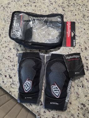 Troy Lee Designs Men’s Black/Grey Knee Pads